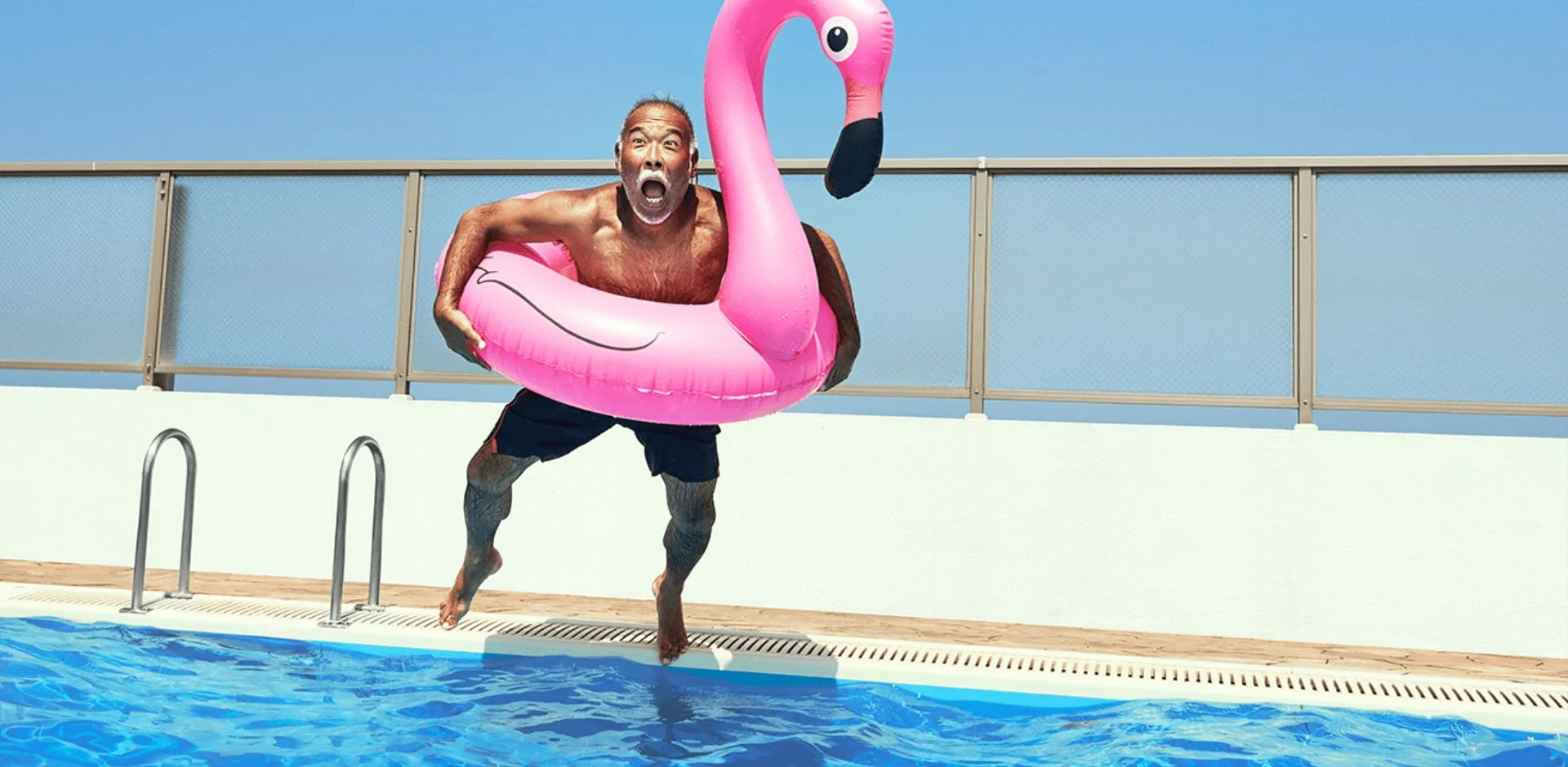 uma pessoa em uma roupa pulando sobre uma piscina